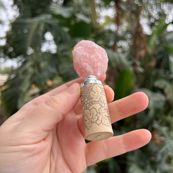Rose Quartz Wine Bottle Stopper - Elegant Handcrafted Design - Picture 4 of 9